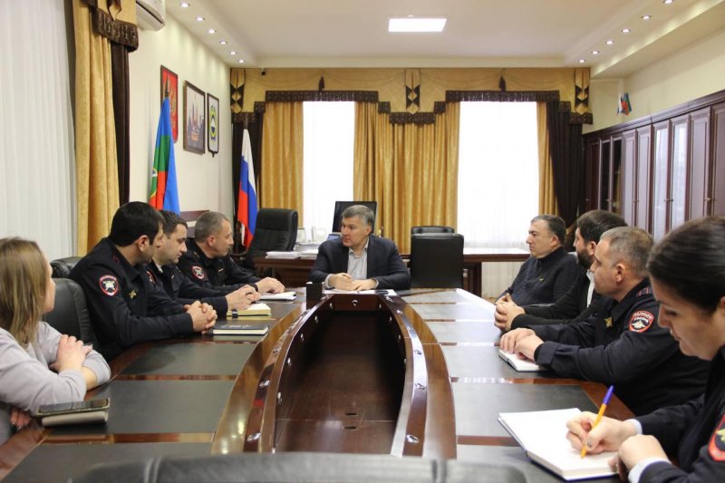 В администрации г. Карачаевска сотрудники Госавтоинспекции МВД по КЧР провели рабочую встречу по вопросам предоставления экскурсионных услуг джиппинг